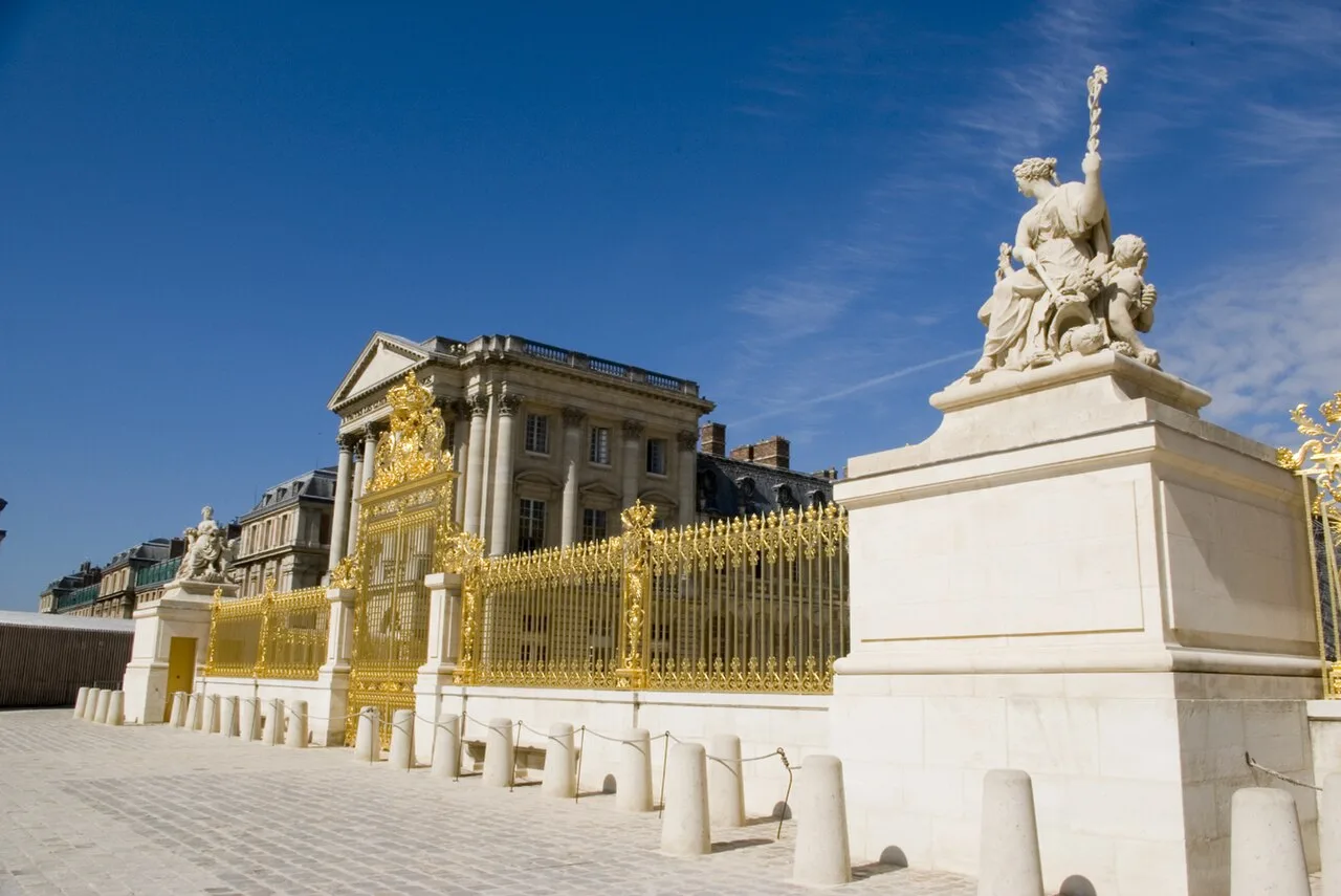 Royal court moves to Versailles historical image 1