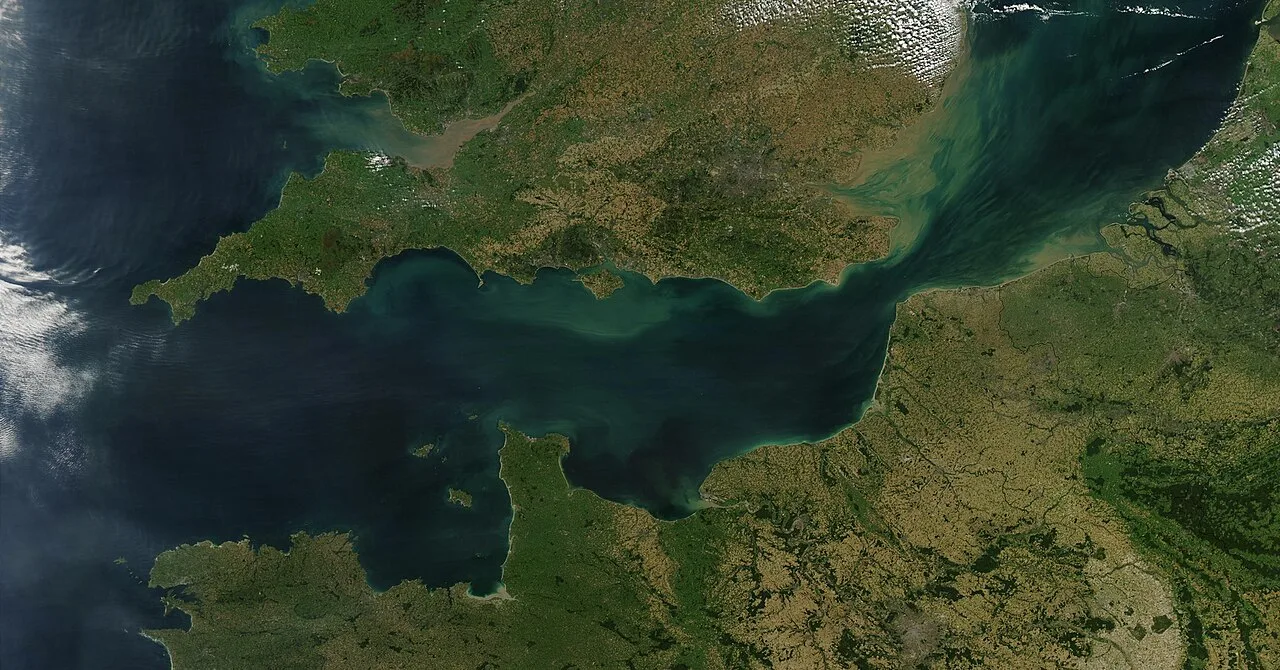 Blériot crosses English Channel by airplane historical image 1